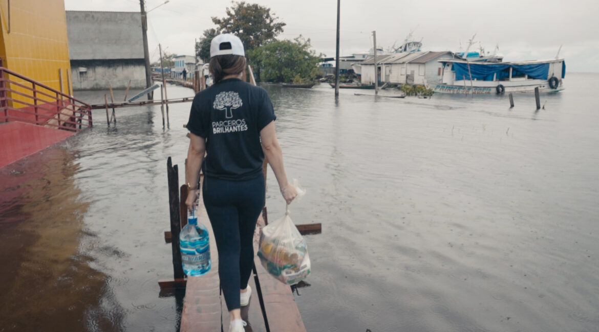 Parceiros Brilhantes leva ajuda humanitária às famílias atingidas pela